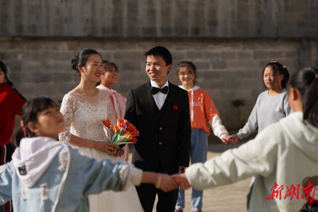 超甜!这对山村支教夫妻回到家乡,却把希望的火种留在了远方……